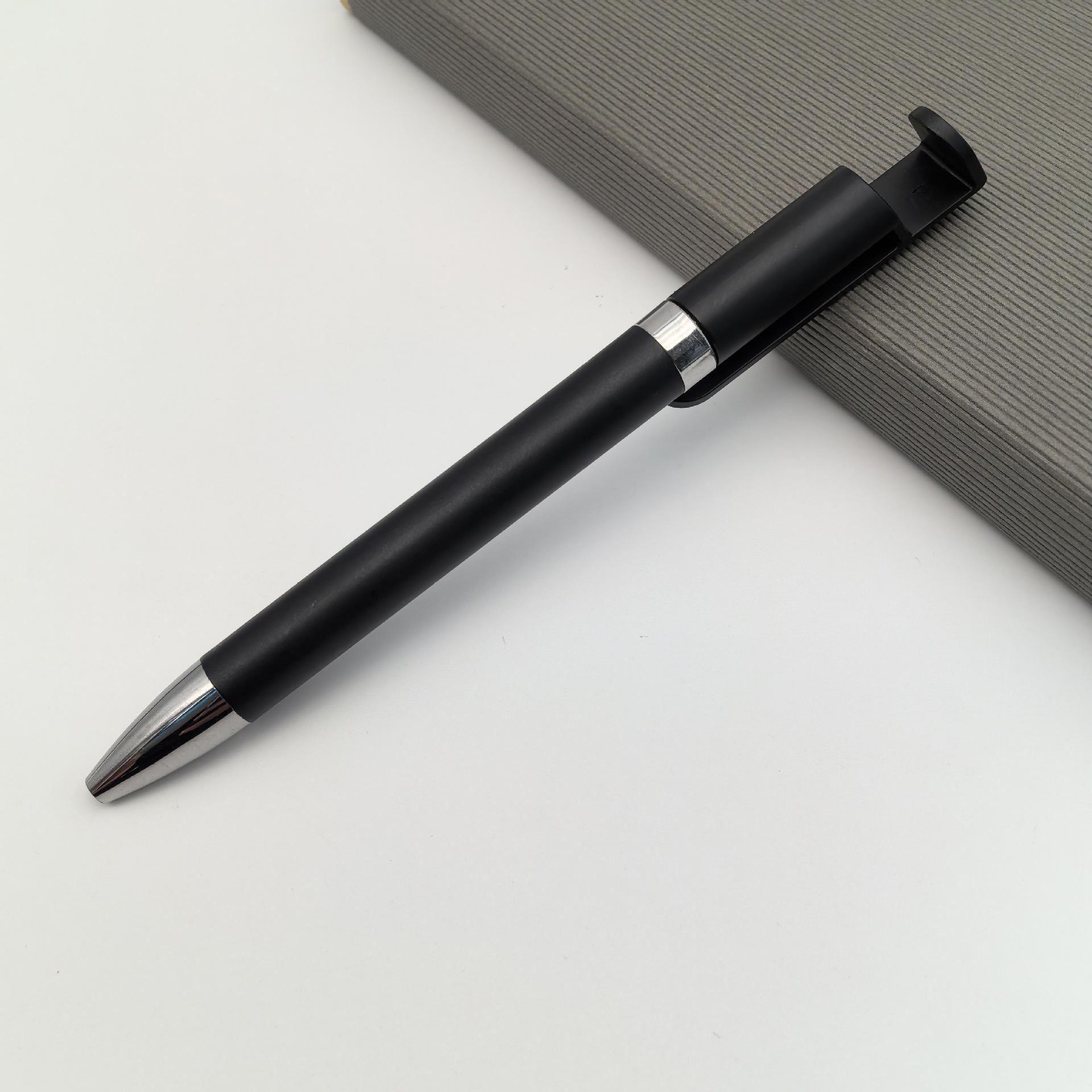 Bolígrafo de soporte para teléfono móvil multifunción Bolígrafo de regalo al por mayor Bolígrafo de plástico retorcido personalizado Bolígrafo publicitario de soporte para teléfono móvil