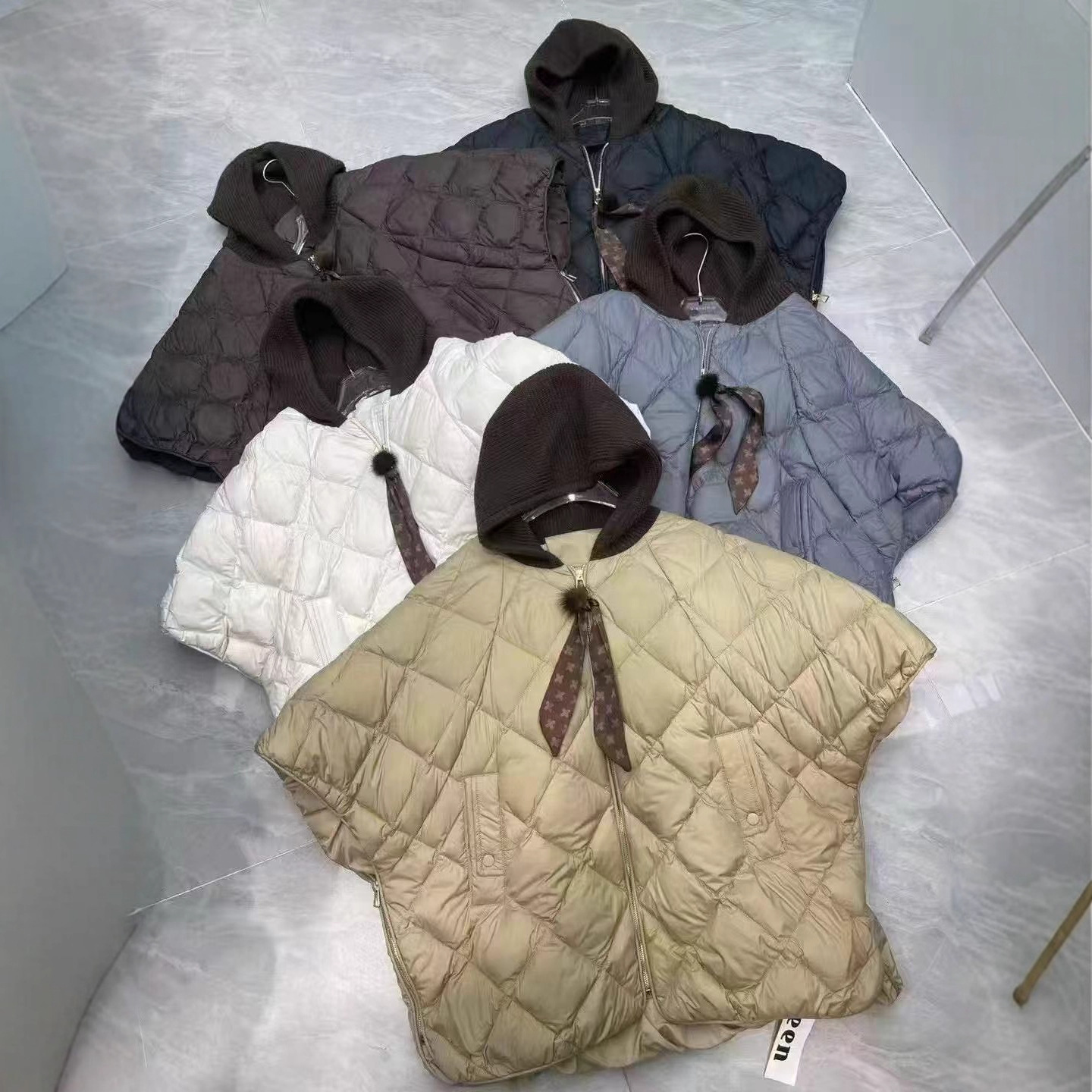 2025冬季欧洲站90白鸭绒跨境时尚菱形格宽松大码连帽羽绒马甲女潮