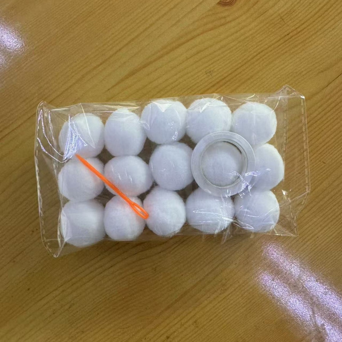 흰색 모피 공의 문자열