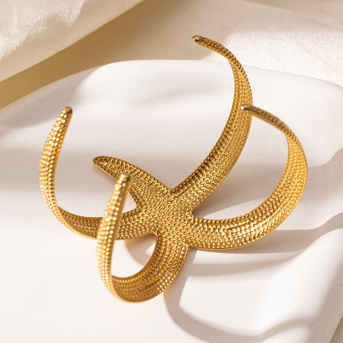 Tena Pulsera de acero de titanio europea y americana, lujo ligero, nicho, galvanoplastia de oro de 18k, pulsera de estrella de mar con patrón de martillo, accesorios transfronterizos explosivos image 4