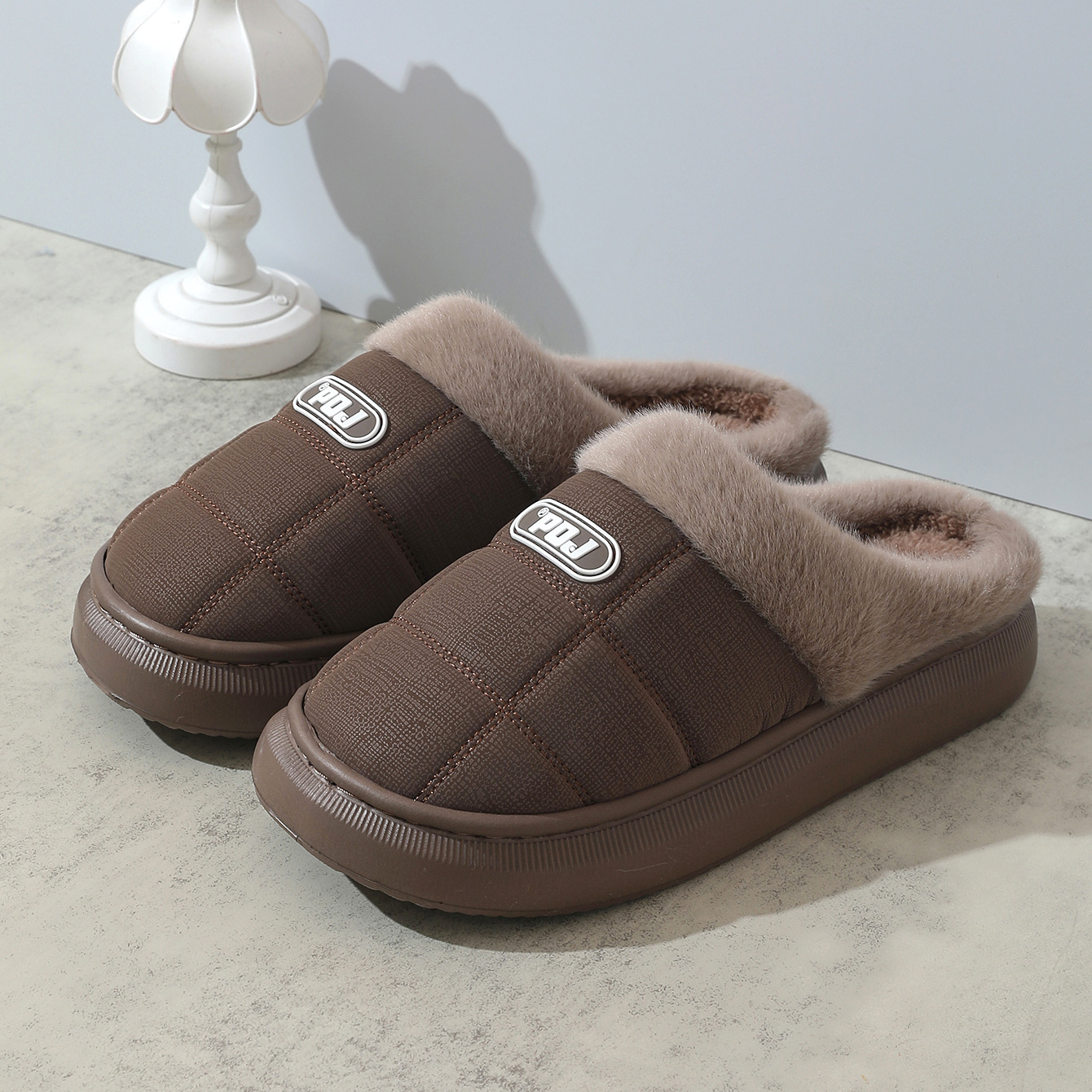 2023 nuevos hombres de algodón zapatillas de invierno de lana casa zapatillas de color a juego de fondo grueso Zapatillas de algodón caliente hombres en stock venta al por mayor