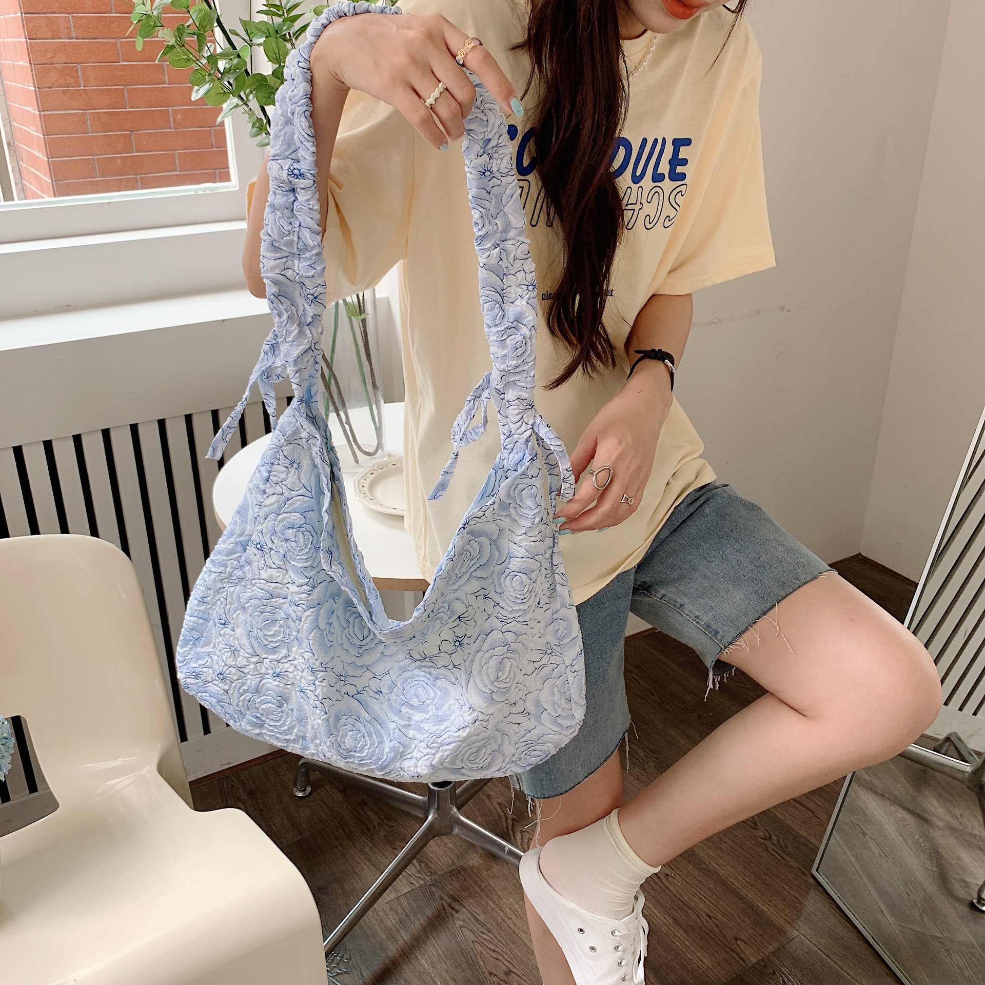 Wholesale of 25244 Jacquard blue rose large-capacity portable bags, clutch bags, storage bags, ladies' tote handbags undefined