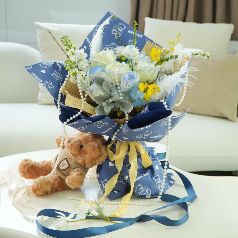 Fábrica de fiestas de flores al por mayor nuevos productos de dibujos animados oso patrón de flores papel de embalaje impermeable regalo papel de embalaje de flores