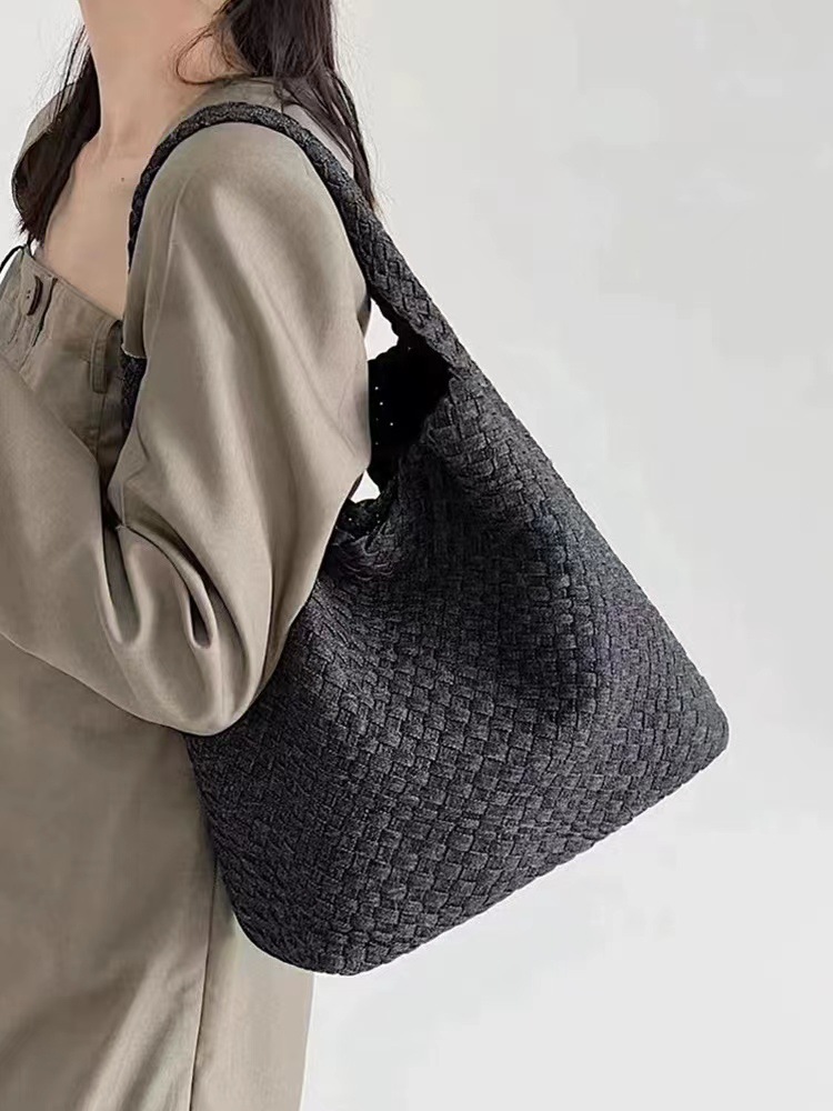 Large black 33cm