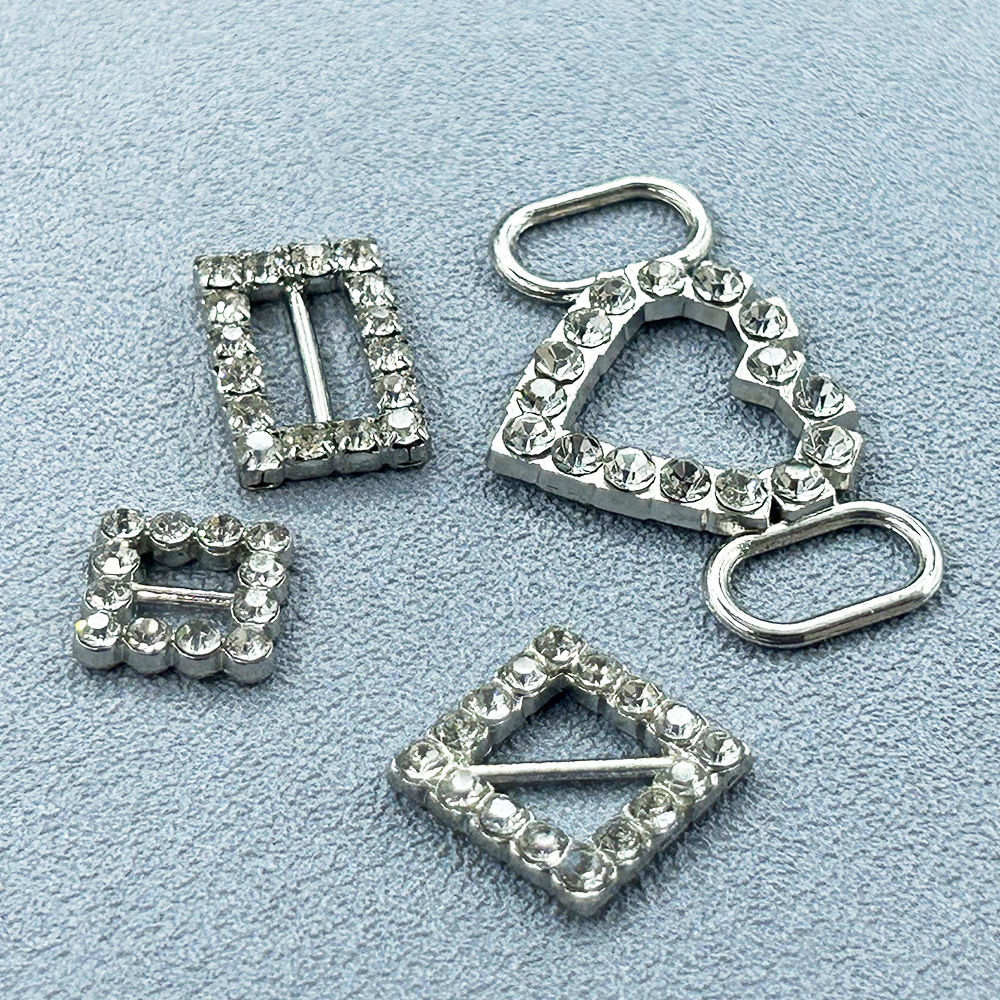 厂家批发饰品服装辅料内衣挂件  锌合金女精美带钻文胸前胸饰品扣