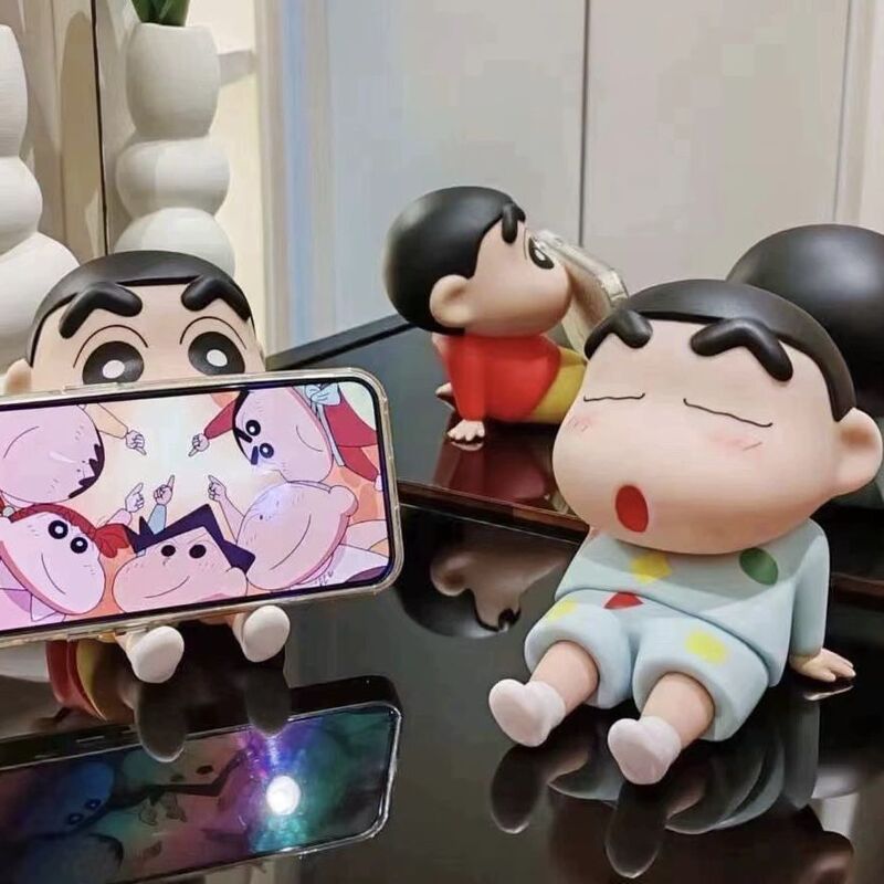 クロスボーダー クレヨンしんちゃん アニメ 漫画 怠け者用スマホスタンド 置物 フィギュア モデル ビニール製人形 アニメフィギュア|undefined