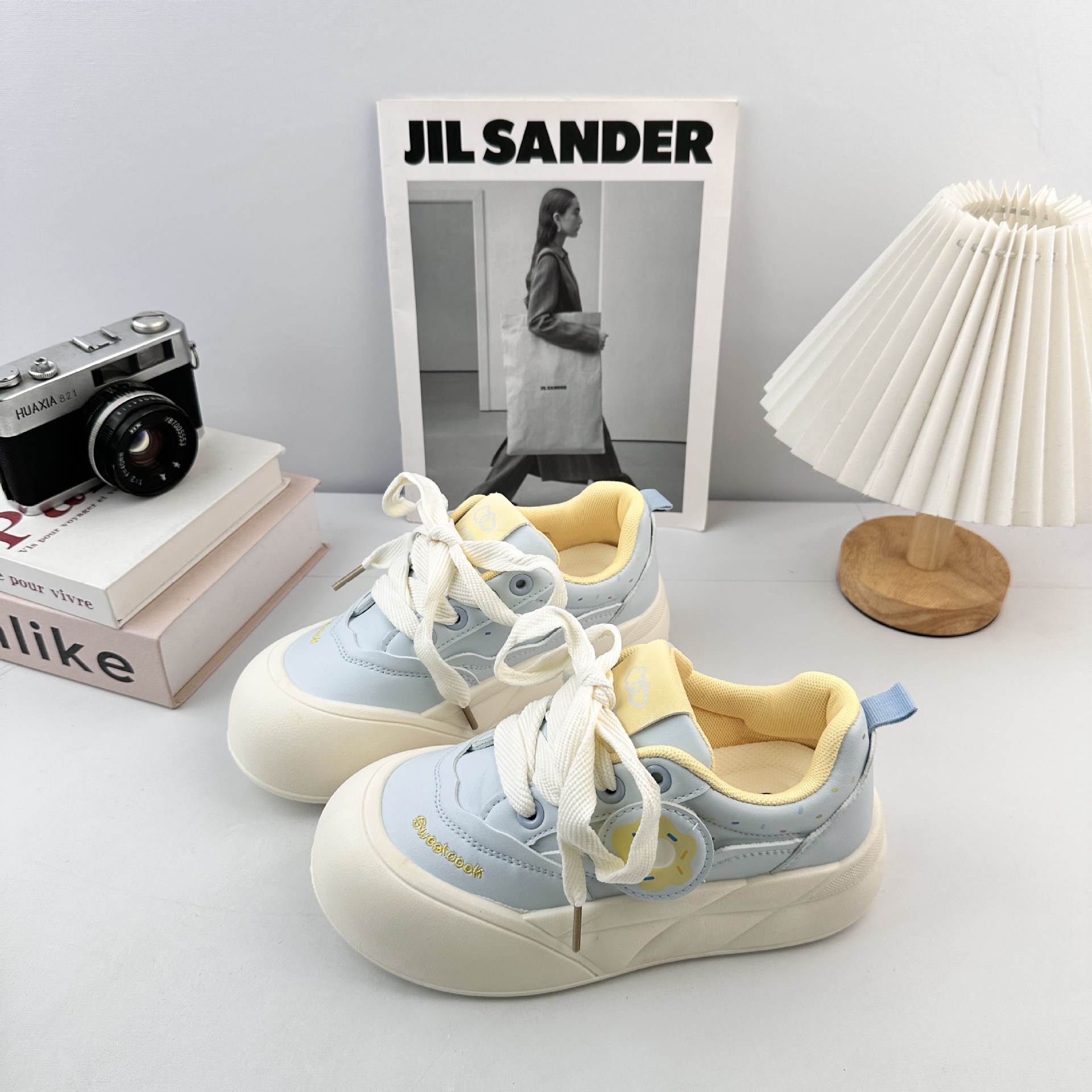 Zapatos blancos de fondo grueso para mujeres 2025 nuevos zapatos de skate coreanos que coinciden con zapatos de nicho casuales zapatos de pan