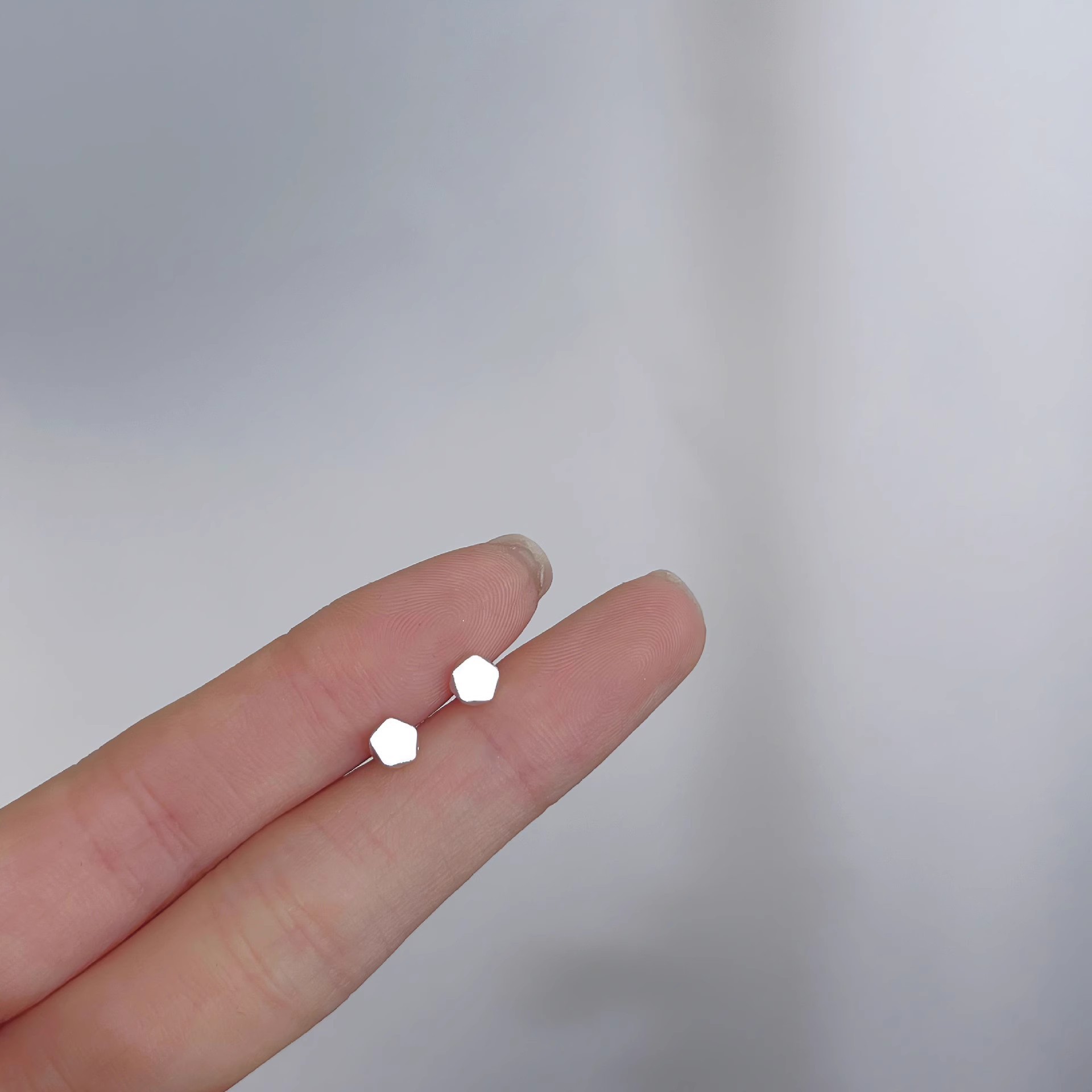 Pendientes de aro lisos para mujer, lujo ligero, pendientes de alta gama, pendientes populares, aretes de diseño exclusivo, aretes de otoño e invierno al por mayor