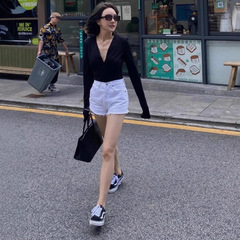 黑色长袖t恤女设计感小众修身显瘦百搭内搭纯色V领针织打底衫春