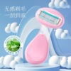 The hair removal instrument supports the woman with a razor to manually scrape the woolen wool, the lady scratching the hair knife, the axillary hair knife, the lady shave the hair