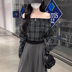 日系复古黑色格纹一字肩衬衫女款秋季2025高级感小众气质长袖上衣
