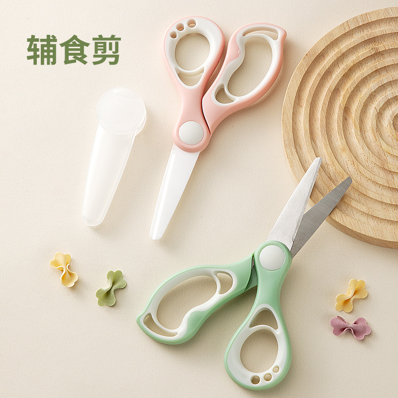 陶磁器のはさみの赤ちゃんは食べ物を切ります。子供は肉を切ります。|undefined