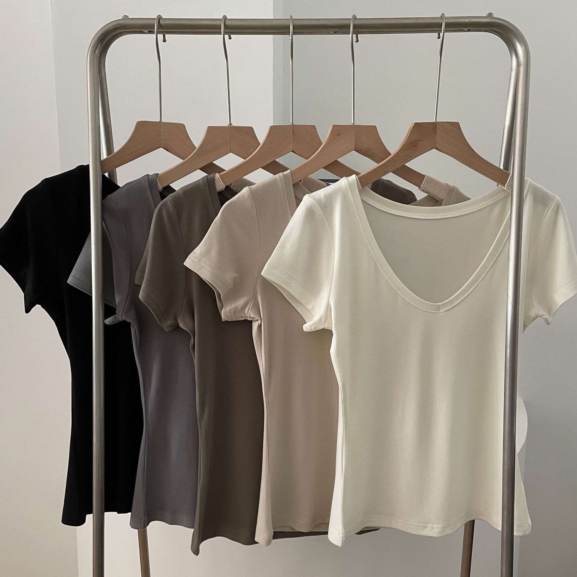 收腰修身V领短袖