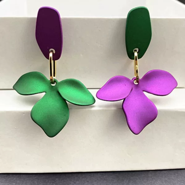 High-End Earrings S925 Sterling Silver Earrings Retro Elegant Petal Earrings for Women Accessible Luxury Contrasting Color Earrings 2026 New Style