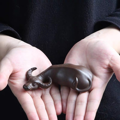 紫砂茶は牛をかわいがって乾坤茶に回して金ヒキガエルを招いて逸品の手を飾って茶の皿の道具を彫刻して養うことができます。