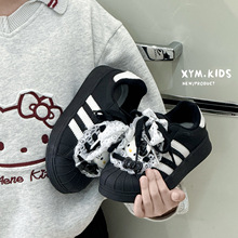 2025年冬季新款儿童休闲鞋韩版可爱Kitty蕾丝加绒女童贝壳头板鞋