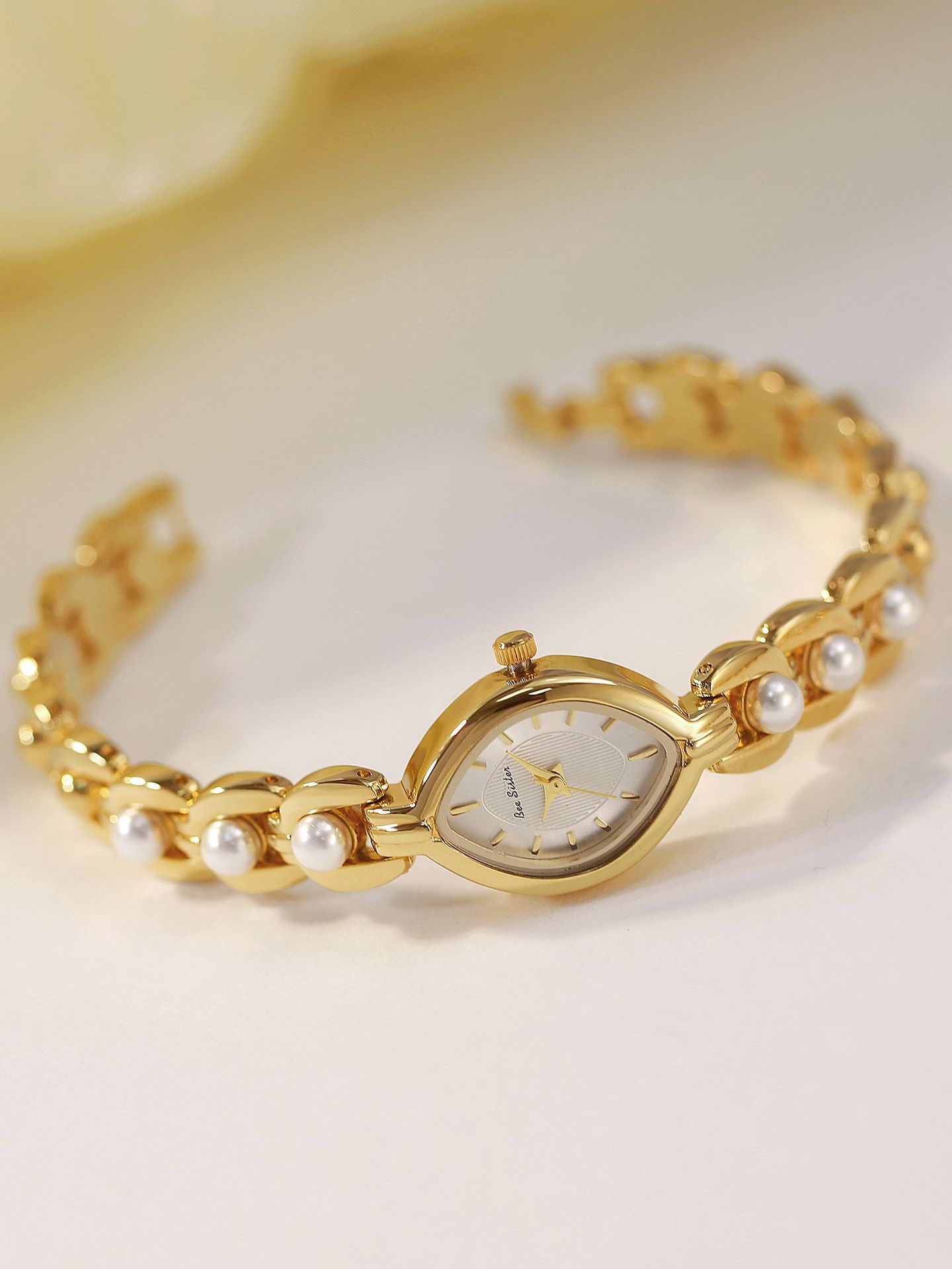 45g Weight Tempered Glass Mirror Material Alloy Strap Material Watch Classification Pointer Display Type Jewelry Buckle Buckle Style Diamond Dial Shape Daily, Street Occasion Quartz Movement Solid Color Pattern All Seasons Season Women's Gender Casual, Commute Style Casual Commute Solid Color Jewelry Buckle Quartz Watch 11