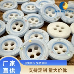 ベビーブルーの清新で甘い円形のスパンコールには、キラキラと広い縁のボタンが付いています。