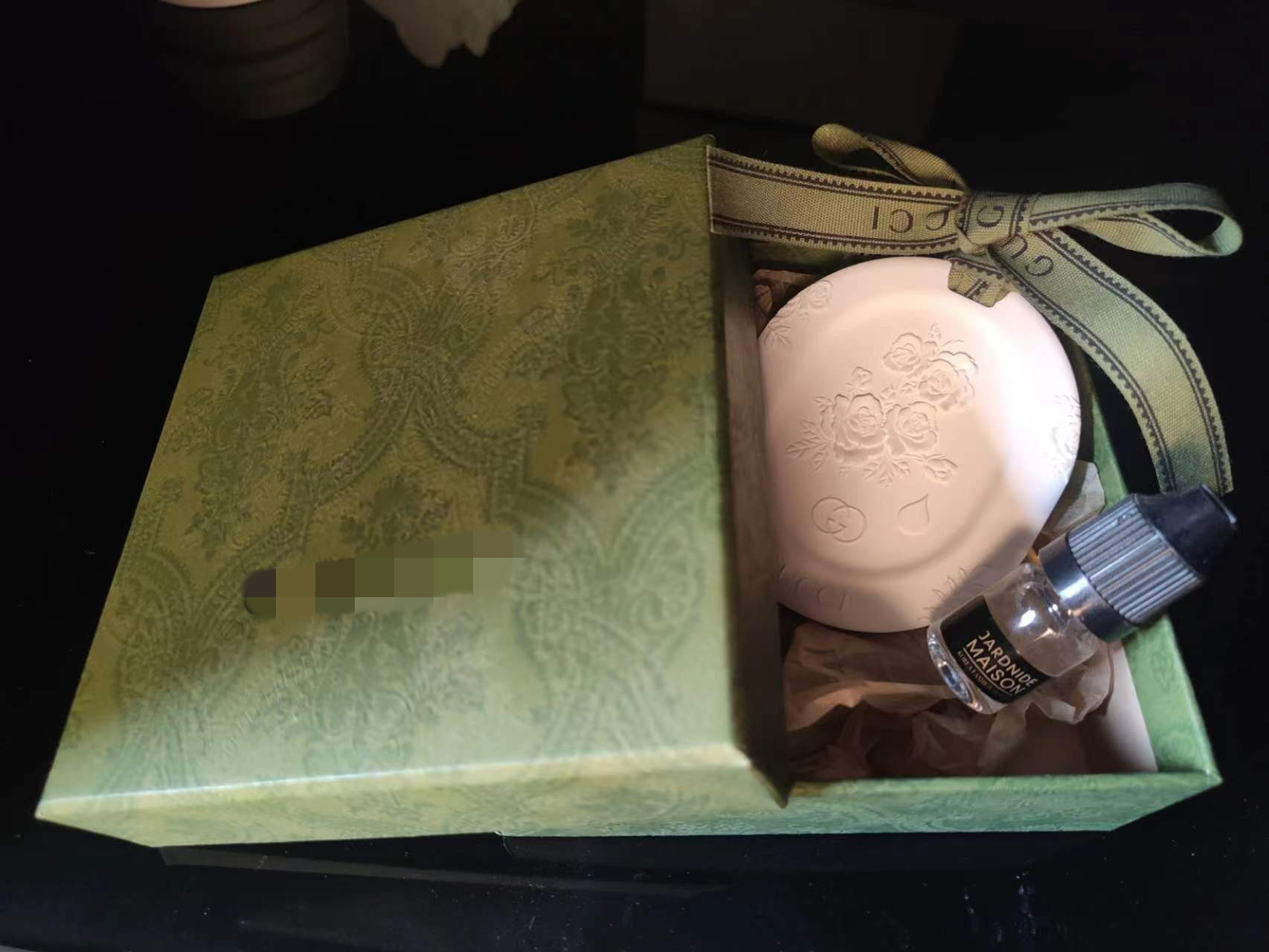 thumbnail image 1 of La nueva luz de lujo GUCC Gujia Diffuser Stone Aromatherapy Tablet Net Red Gypsum Car Fragrance Pendant para enviar una caja verde con Diffuser Stone para enviar un perfume, 1 of 2