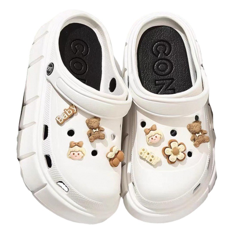 Zapatos de agujero de suela gruesa para mujer verano 2023 nueva celebridad en línea Princesa punta cerrada slip-on sandalias lindas ropa exterior para mujer