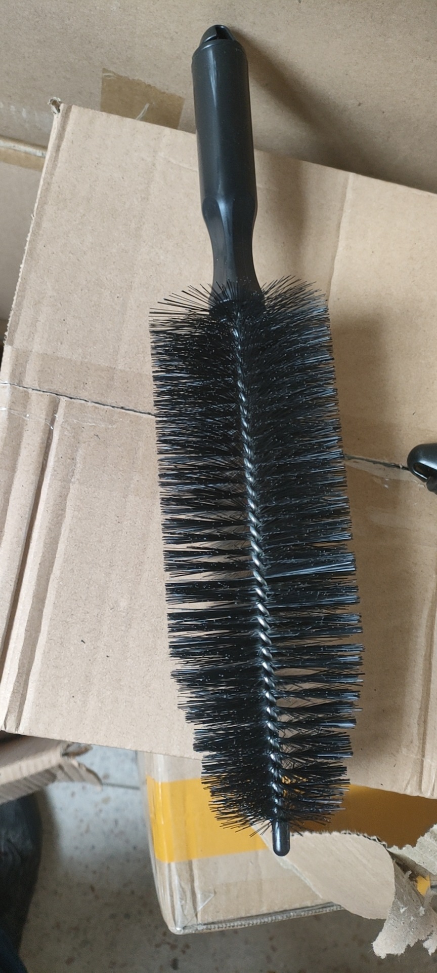 검은 뾰족한 브러시