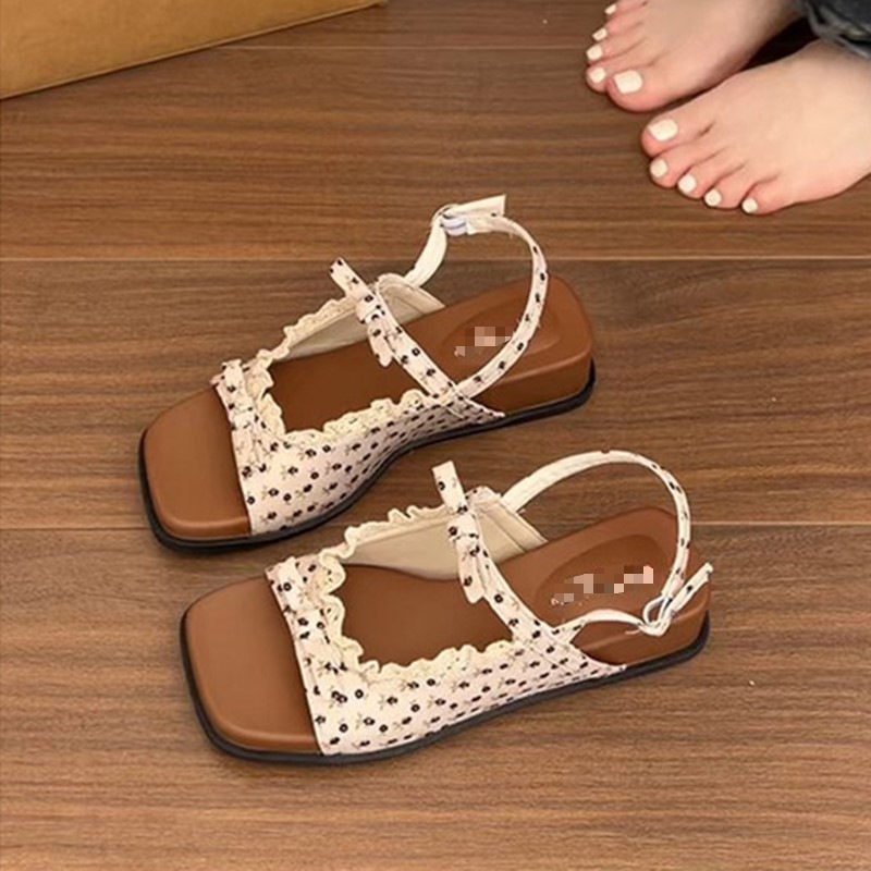 La parte inferior gruesa francesa aumenta la altura dulce sandalias de arco para mujeres verano de 2026 moda versátil falda de flores frías zapatillas
