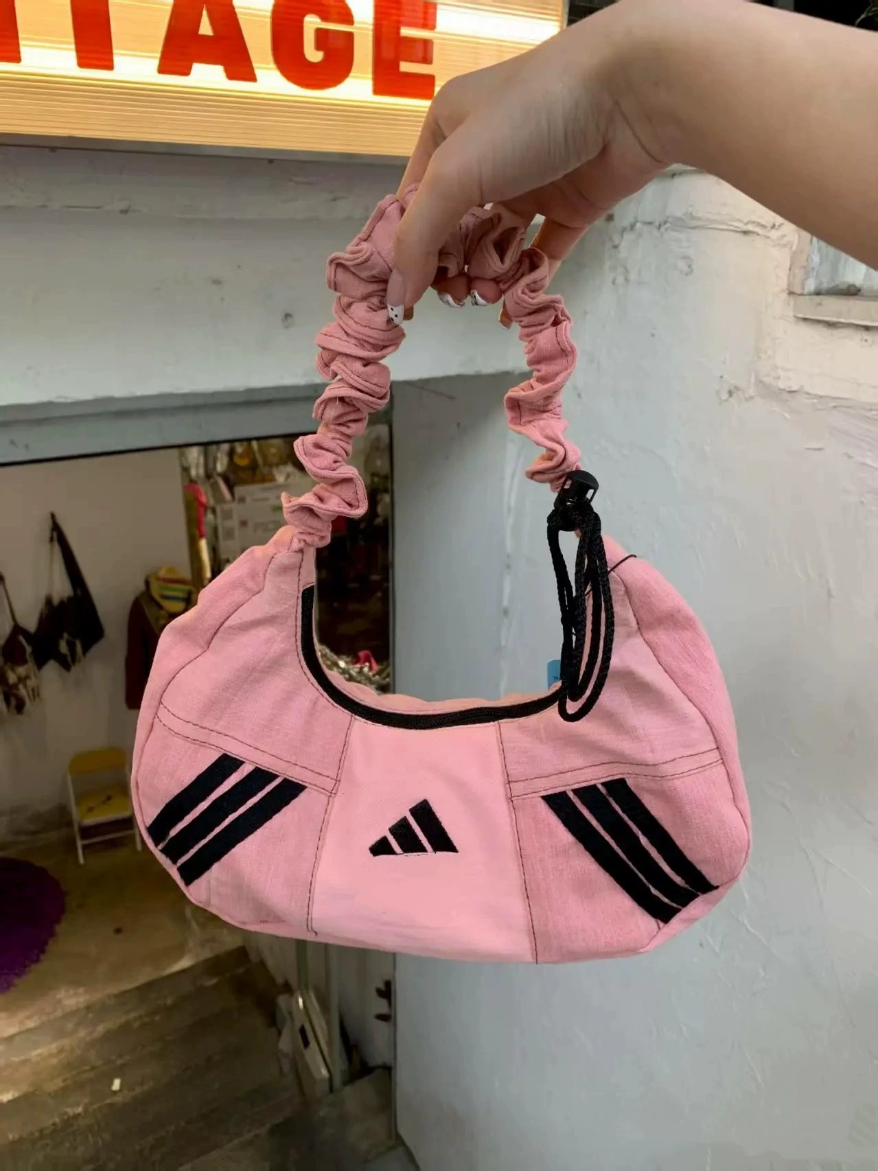Сумка-пахвовка (Adidas) clover плиссированная, холщовая с контрастными полосами, 25×7×13 см