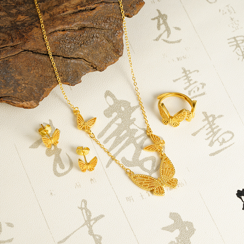 Collar de oro de arena de Vietnam mariposa hueca ligera de lujo de verano anillo set de pernos fabricantes al por mayor de mujeres de alta calidad