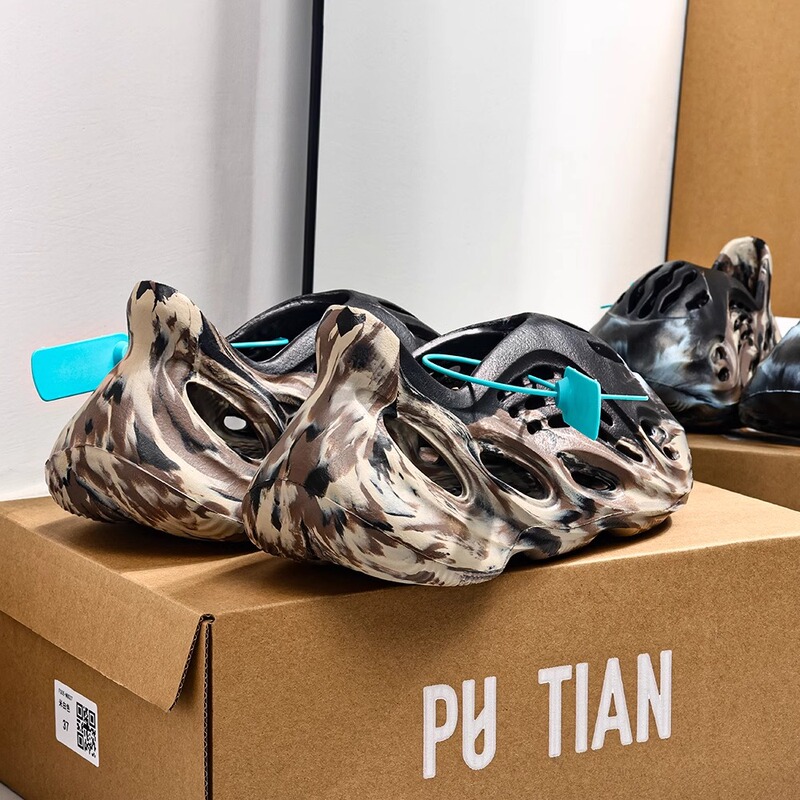 Women's Summer Thick-Soled Outer Wear with a Poop-Feeling Coconut Hole Shoes, Men's Poop-Feeling Non-Slip Casual Sports Toe-Toe Slippers