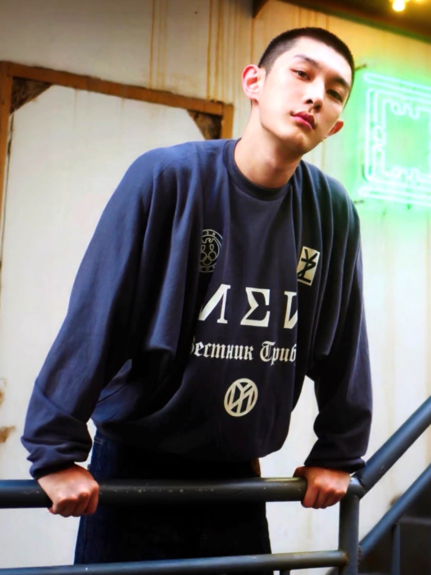 Kanye Shanghai Concert Peripheral Loose Shoulder No. 1 Printed Integrated Cut Crew Neck Sweater_viptrois.com