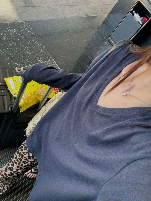 怠惰感が爽やかで、薄いリネンの日焼け止めシャツがゆったりしています。vネックtシャツの上着です。|undefined