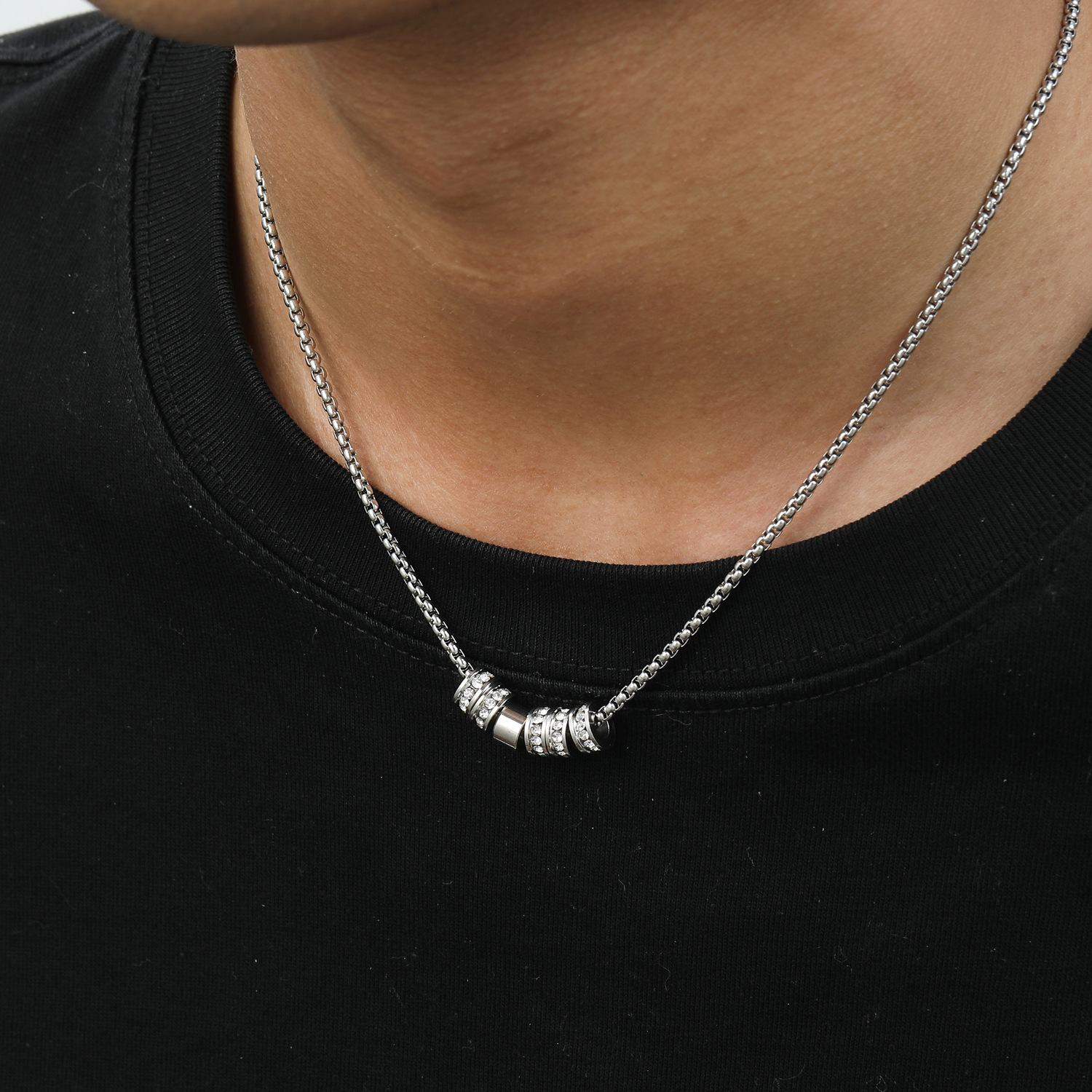 Sparkling Diamond Titanium Steel Round Pendant Necklace For Men, Light Luxury Niche Design, Fashionable Versatile Unisex_voghion.com