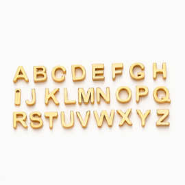 新品个性26个英文字母孔径1.8mm保色真空镀金穿孔字母diy饰品配件
