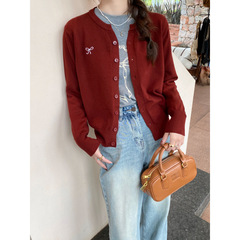 ニットのカーディガンの婦人服の外で春と秋の新型の蝶結びの刺繍のオーバーの怠惰な風のセーターの冬の上着を掛けます。