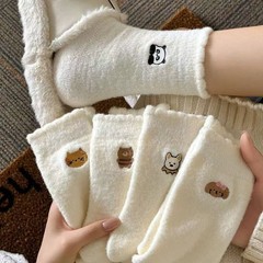 新しいミルクの白い靴下の女性の秋冬の厚い保温の中で靴下のかわいい漫画の毛の絨毛の睡眠の靴下