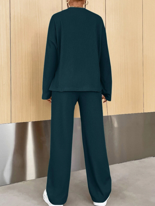 Completo donna con t-shirt girocollo e pantaloni a gamba dritta_voghion.com