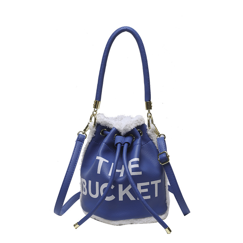 Bolsa de cubo portátil para mujeres 2022 transfronteriza nueva moda impresa carta bolso nicho diseño felpa bolsa de mensajero