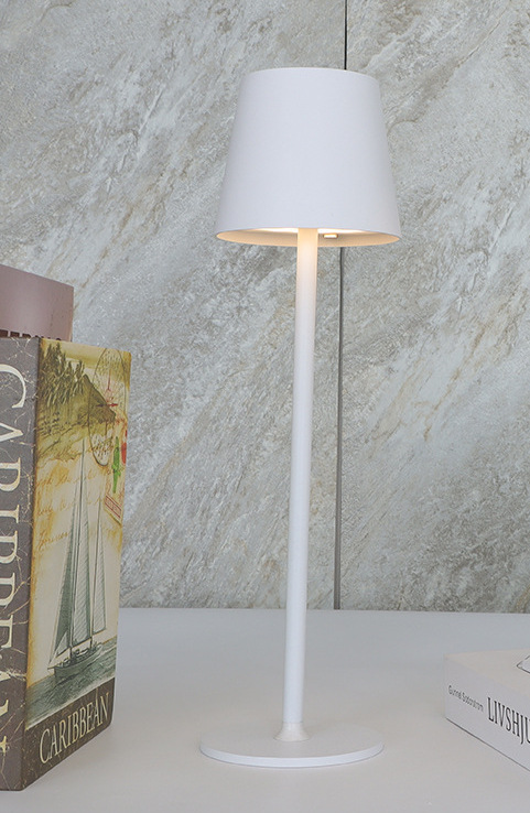 Lámpara de mesa de hierro de pie alto restaurante lámpara de mesa de carga al aire libre Poldina Amazon USB táctil tres colores luz Amazon