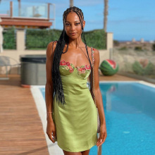 2023冬季新款欧美性感度假风辣妹吊带短裙绣花边收腰包臀连衣裙