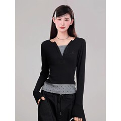 黒い長袖の早秋の中に底のシャツの女性を掛けます。
