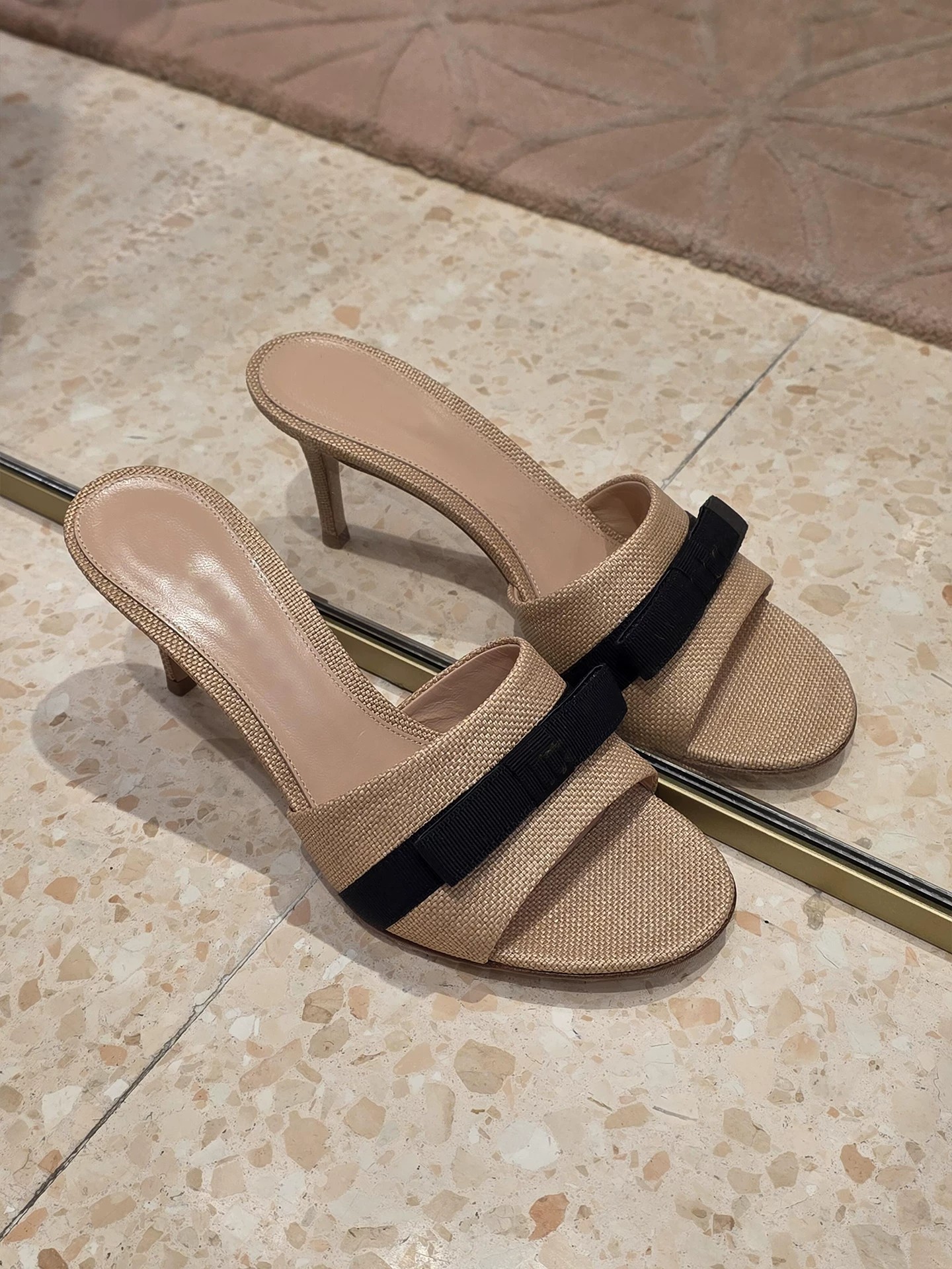 Elegante Damen Pantoletten Aus Strohgeflecht Mit Schicker Schleife_voghion.com