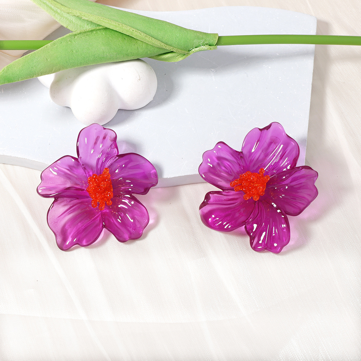 Oversized Sculptural Clear Acrylic Clip-on Earrings Modern Design_voghion.com