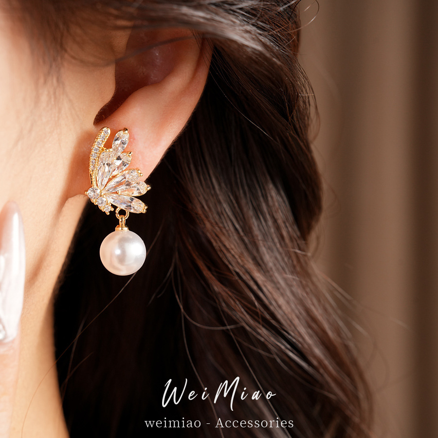 Aguja de plata galvanizada de oro real de 18 quilates mariposa de piedra de diamante perla pendientes de perla temperamento delicado pendientes de lujo ligero de alta calidad pendientes
