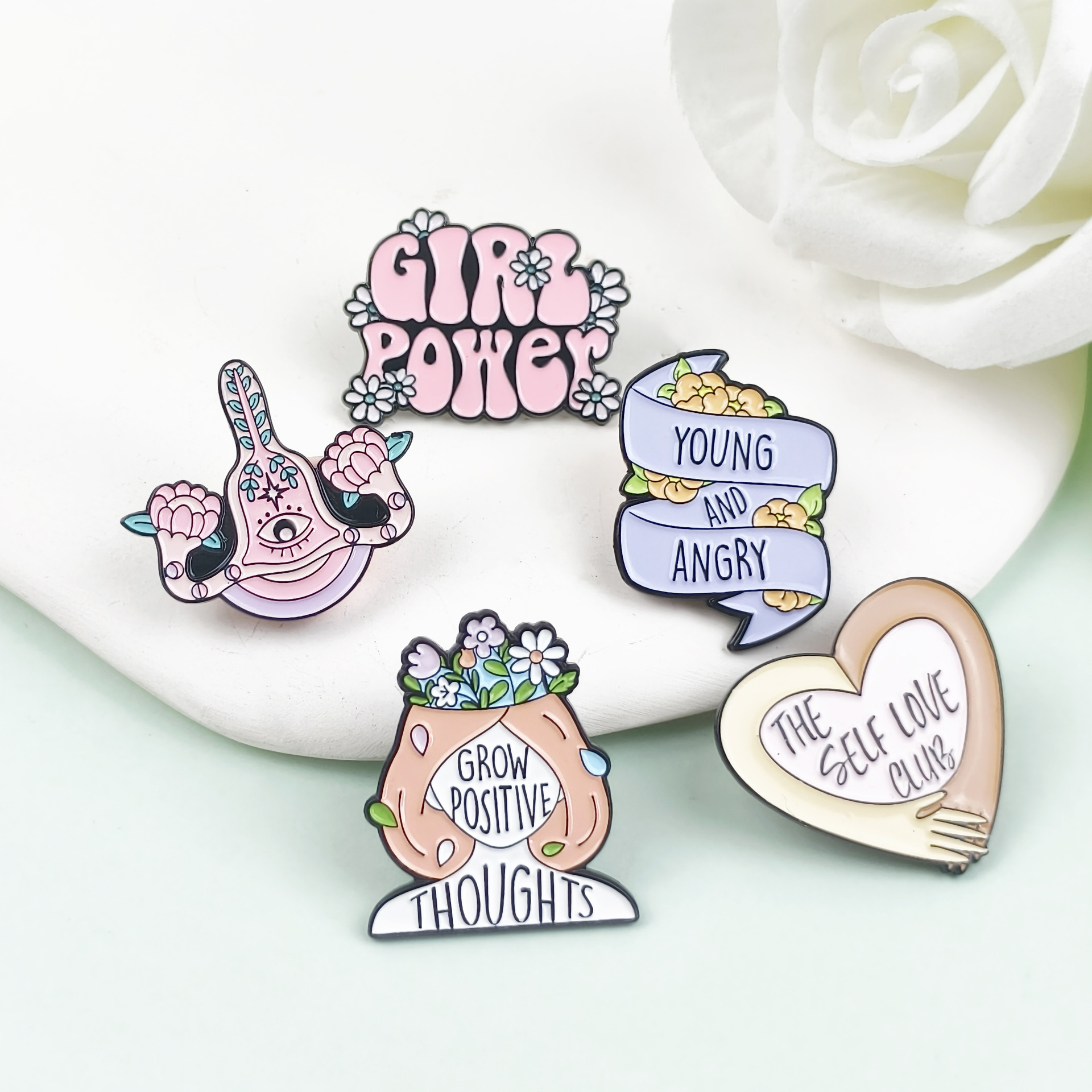 Broche de moda de letras en inglés europeo y americano Accesorios de joyería simple Insignia de metal Ropa de niña transfronteriza Insignia de pin