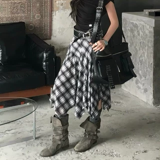 小众设计感皮带扣短靴女秋冬新款圆头潮流复古显瘦铆钉粗跟骑士靴