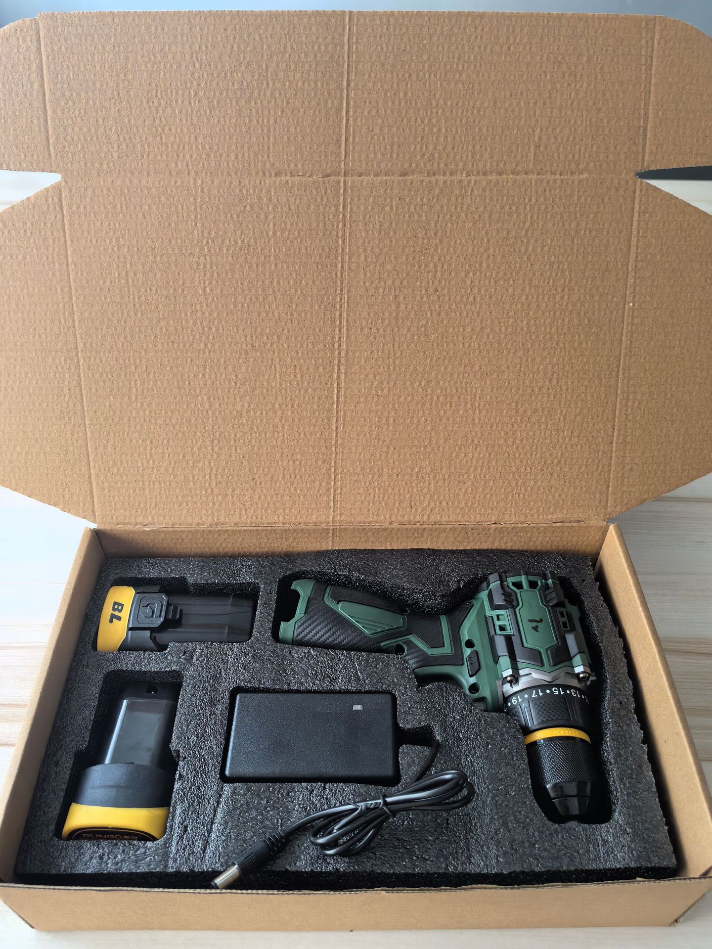 기계 1대, 배터리 2개 및 충전기 1개 - 색상 상자