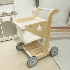 子供の木のシミュレーションのショッピングカートのおもちゃの赤ちゃんは手を動かして小さい車の幼児を支えます。
