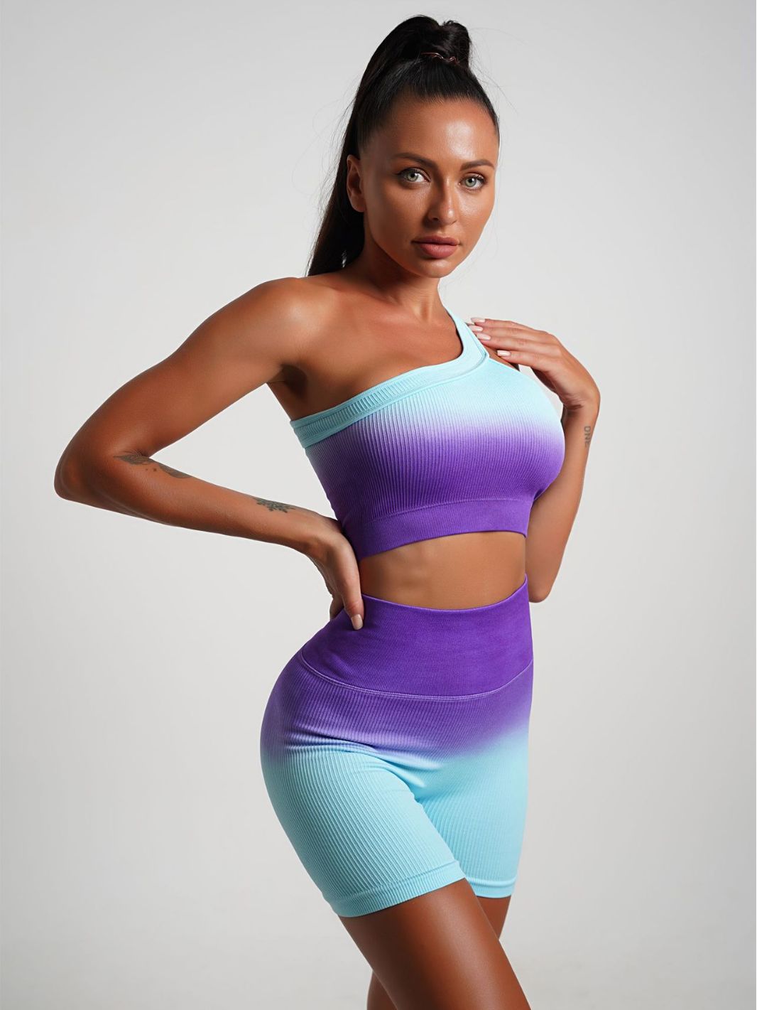 Conjunto de Dos Piezas para Mujer, Verano 2025, Estilo Europeo y Americano, Camiseta de Yoga Degradada de Manga Corta, Pantalones Cortos Deportivos Ajustados, Elásticos y que Dejan al Descubierto el Abdomen