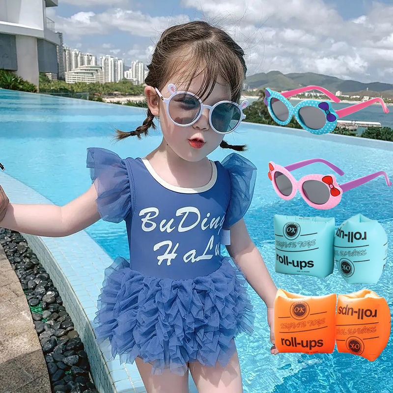 Bañador azul con gafas de sol + brazaletes
