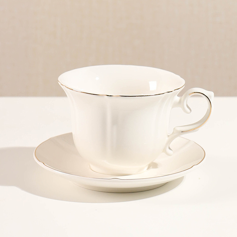 Taza de café y platillo traje estilo europeo Luz de lujo taza de café simple taza de té juego de té de cerámica taza de té negro té de la tarde estante de entrega